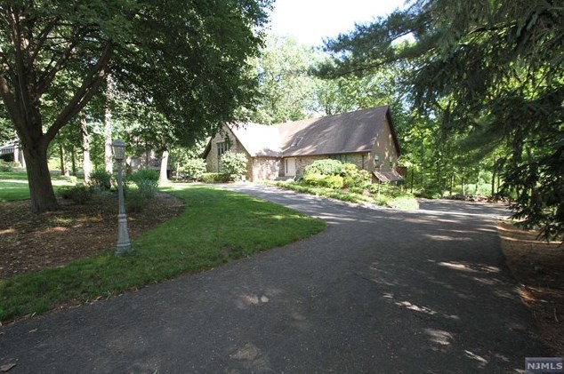 654 Juniper Pl, Franklin Lakes, NJ 07417
