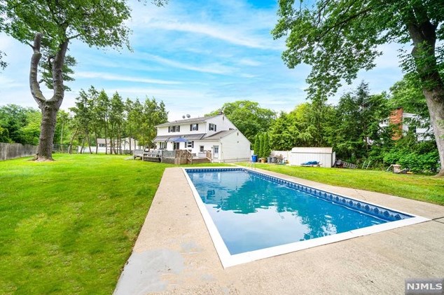 622 Mazur Ave, Paramus, NJ 07652-1748