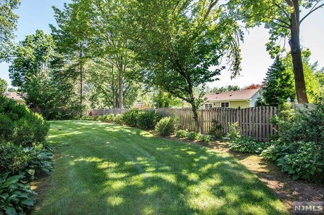 35 Winthrop Rd, Hillsdale NJ  07642-1114 exterior