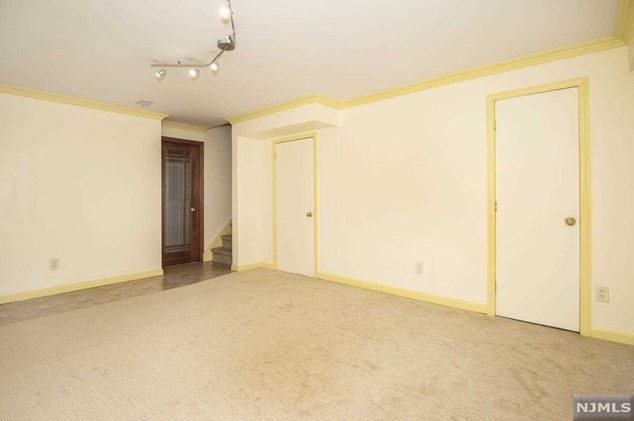 35 Winthrop Rd, Hillsdale NJ  07642-1114 exterior