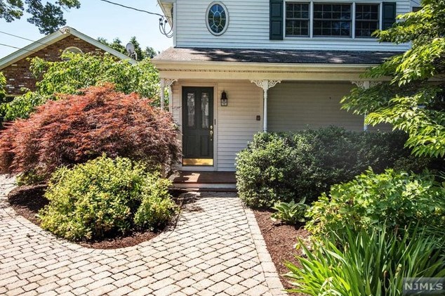 44 Highwood Ave, Waldwick, NJ 07463-1906