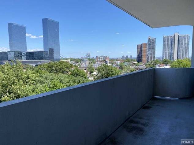 1600 Center Ave, West Fort Lee NJ 07024-4731 exterior