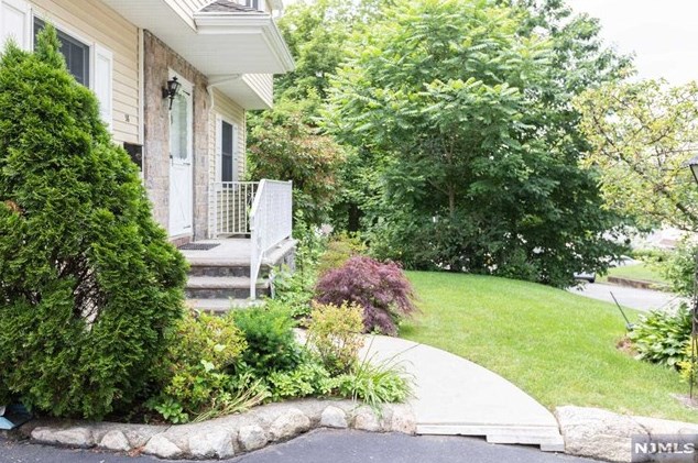 38 Bannehr St, Oakland, NJ 07436