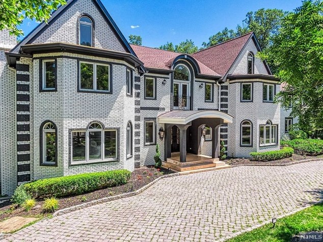 6 Country Squire Rd, Upper Saddle River, NJ 07458