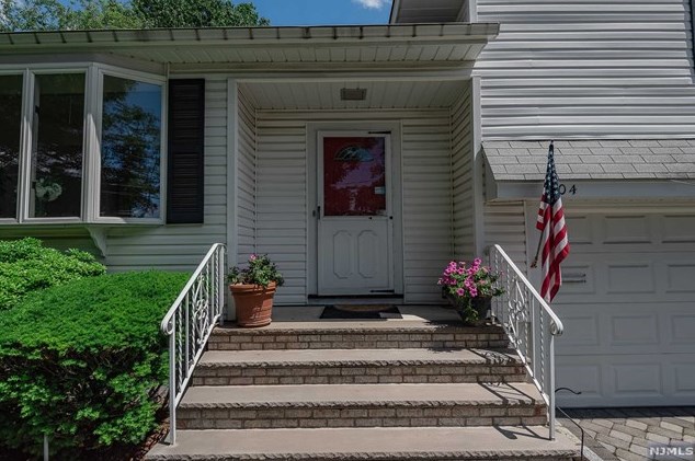 404 Burnet Pl, Paramus NJ  07652-3426 exterior