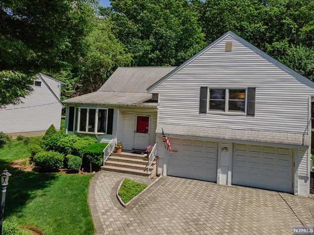 404 Burnet Pl, Paramus NJ  07652-3426 exterior