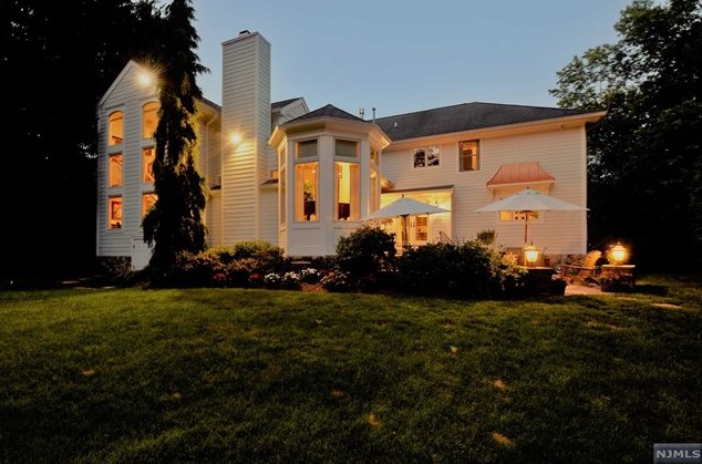 21 Hollywood Pl, Ho Ho Kus, NJ 07423