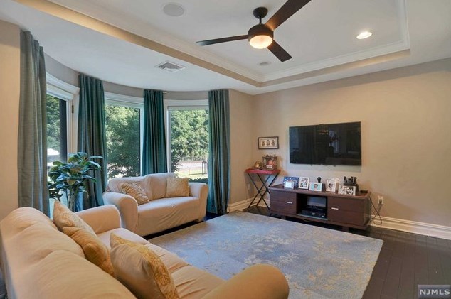 23 Oxford Landing, Union City, NJ 07086