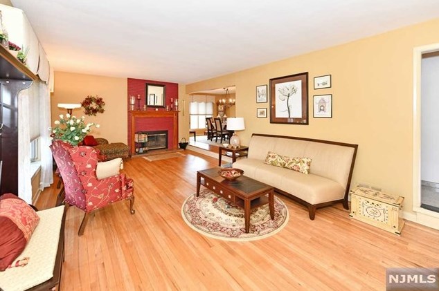 201 Catalpa Ave, Hackensack, NJ 07601-1639