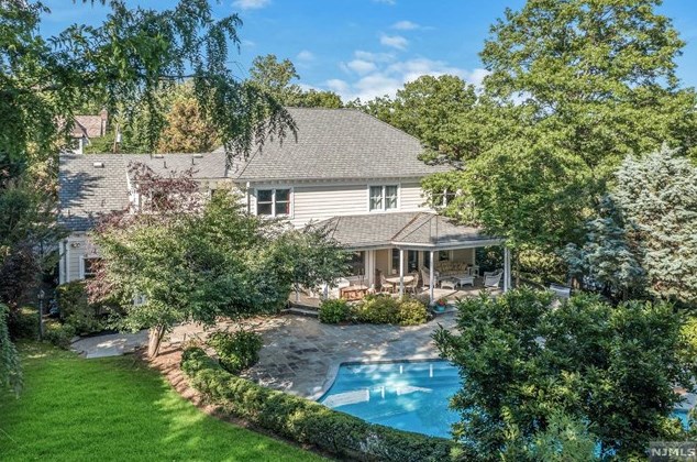332 Greenway Rd, Ridgewood, NJ 07450