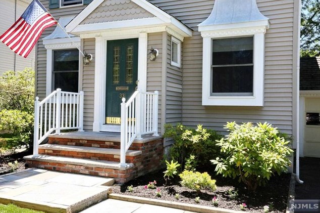 33 Hudson Ave, Waldwick, NJ 07463-2316