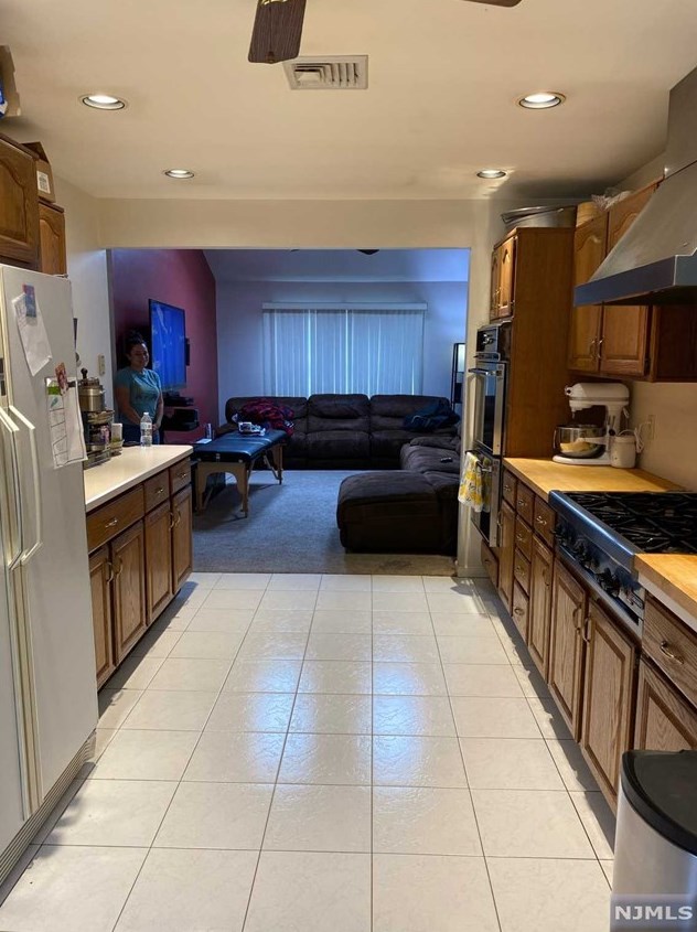 13 Sampson St #1, Saddle Brook, NJ 07663