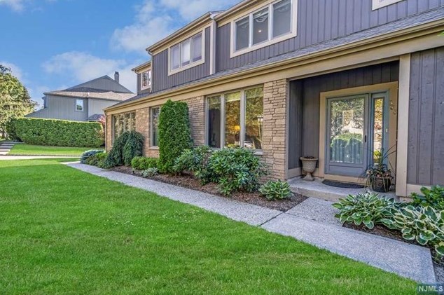 588 Glasmere Rd, Mahwah, NJ 07430
