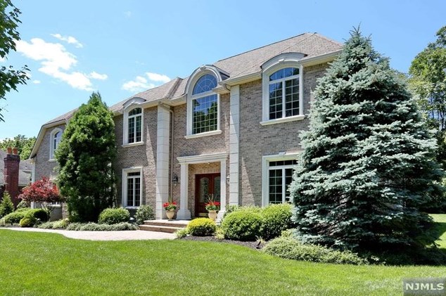 2 Fieldstone Ct, Mahwah, NJ 07430