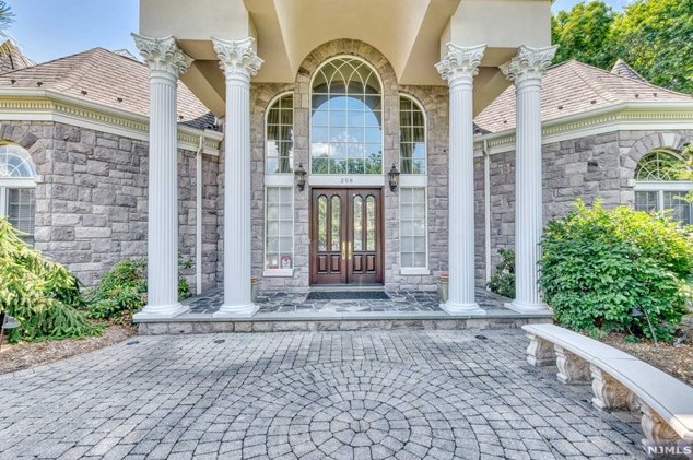 206 Stokes Farm Rd, Franklin Lakes, NJ 07417