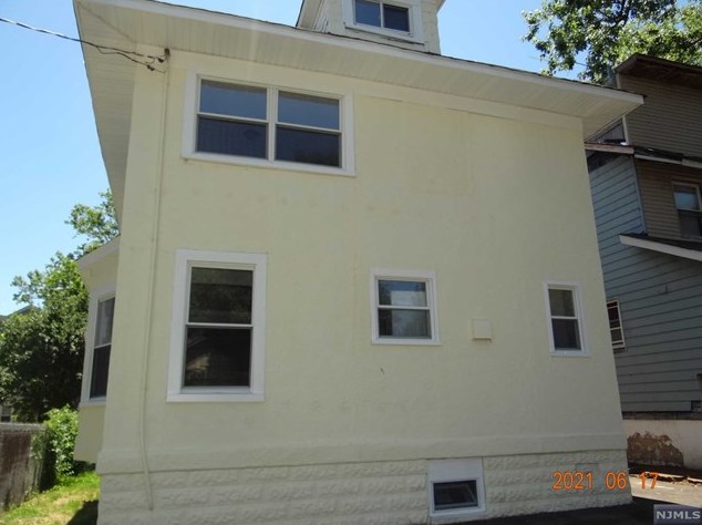 233 Goldsmith Ave, Newark NJ  07112-1718 exterior