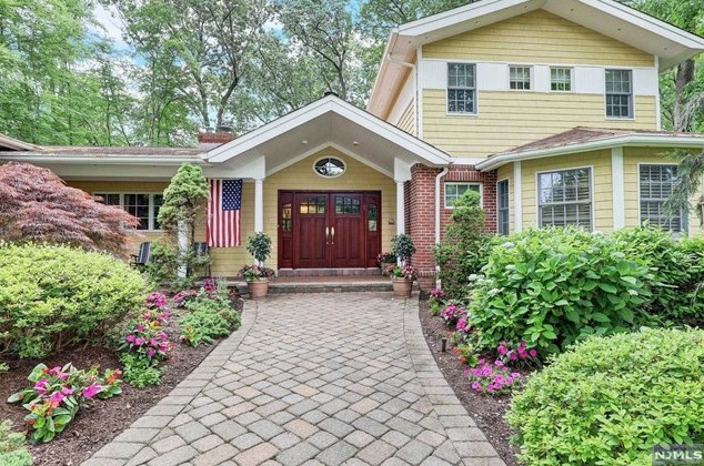 702 Beechwood Dr, Westwood, NJ 07676-3839