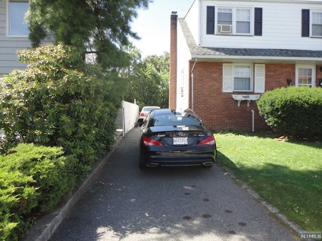 86 Krakow St, Outwater, NJ 07026