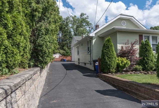 98 Chestnut St, Midland Pk, NJ 07432
