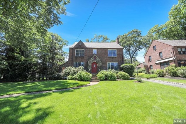 70 Hamilton Rd, Ridgewood, NJ 07450