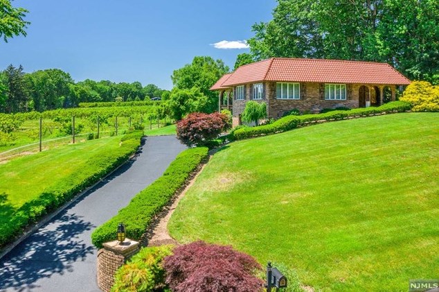 39 Horizon Ter, Hillsdale, NJ 07642-1027