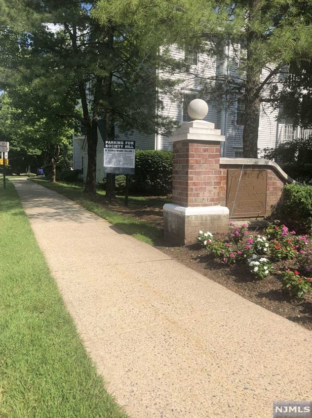 284 Larch Ln, Mahwah, NJ 07430