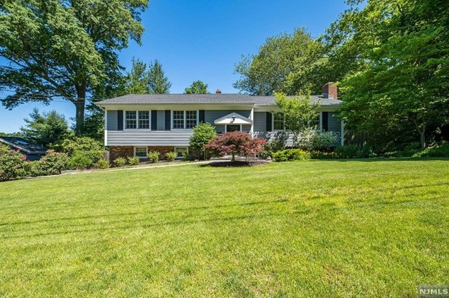 682 Calvin St, Westwood, NJ 07676-4025