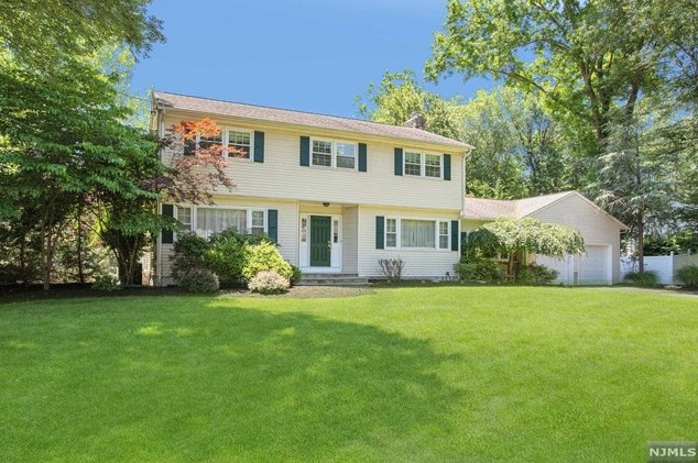 621 Red Oak Dr, Westwood, NJ 07675-6422