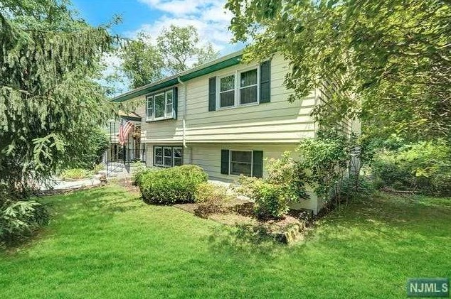 73 Mountain Cir N, West Milford Lakes, NJ 07480