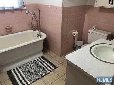 67 Bellevue Ave, Elmwood Park NJ  07407-3003 exterior