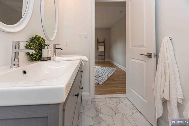 261 Vitmar Pl, Park Ridge NJ  07656-2406 exterior