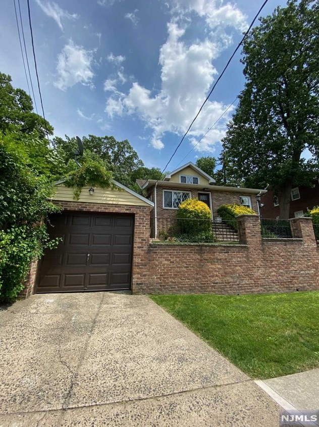 418 Oak St, Ridgefield, NJ 07657