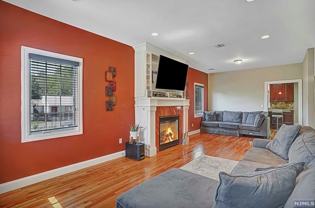 38 Maiden Ln #a, Little Ferry, NJ 07643