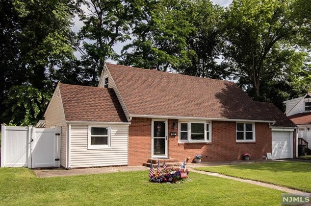 73 Echo Pl, Elmwood Park, NJ 07407