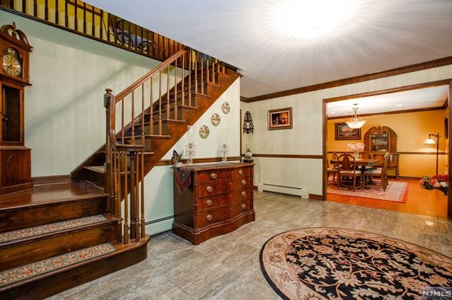 56 Cheshire Ln, Skyline Lakes, NJ 07456