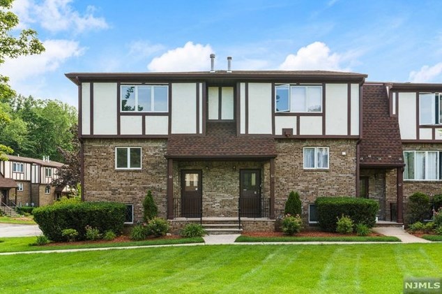 60 Canterbury Ln, N Milford, NJ 07646