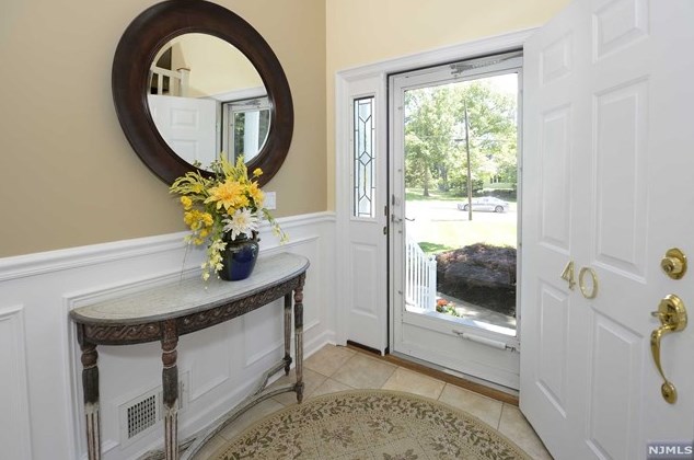 40 Carol Ct, Ridgewood, NJ 07452