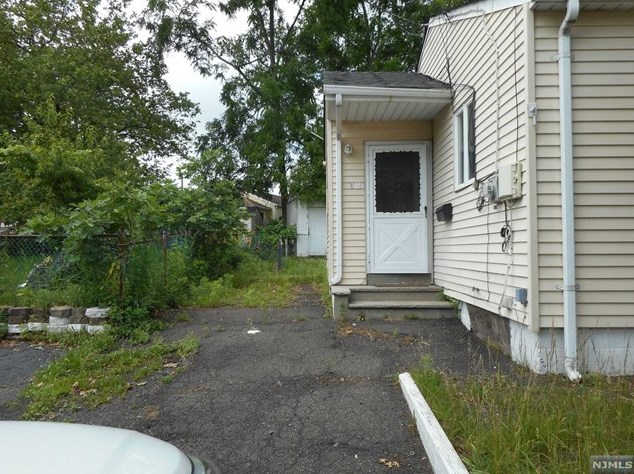 32 Obal Ave, Elmwood Park, NJ 07407-3122