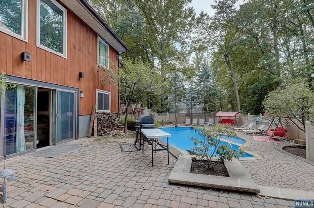 550 Dorchester Dr, Westwood, NJ 07675-6114
