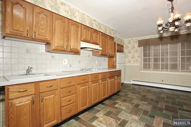 42 Washington Ave, Elmwood Park NJ  07407-2804 exterior