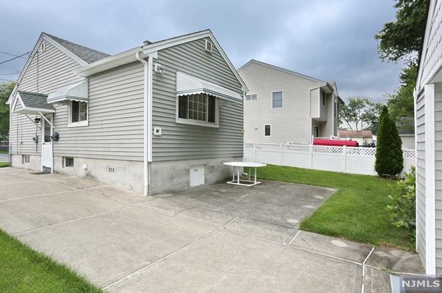42 Washington Ave, Elmwood Park NJ  07407-2804 exterior