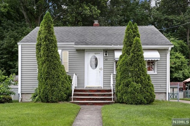 42 Washington Ave, Elmwood Park NJ  07407-2804 exterior