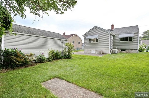 42 Washington Ave, Elmwood Park NJ  07407-2804 exterior