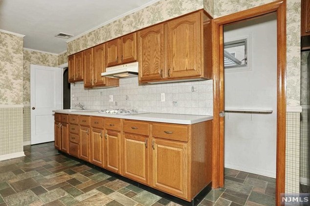 42 Washington Ave, Elmwood Park NJ  07407-2804 exterior
