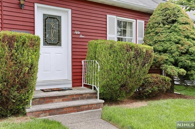 55 Lincoln Pl, Waldwick, NJ 07463-1941