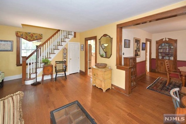 160 Washington Ave, Hillsdale NJ  07642-2818 exterior