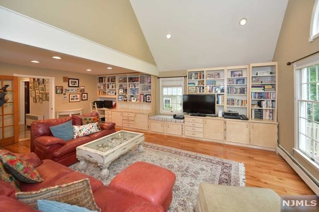 160 Washington Ave, Hillsdale NJ  07642-2818 exterior