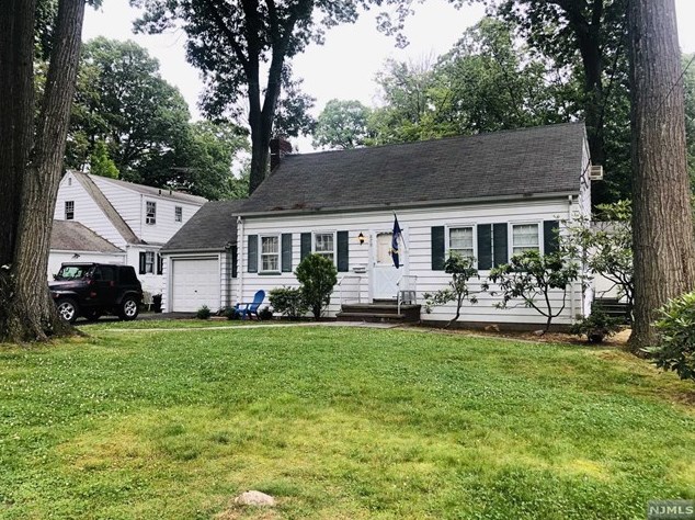 879 Midland Rd, Oradell, NJ 07649