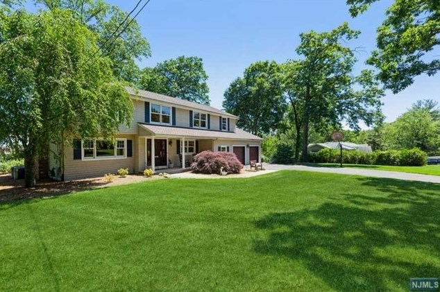 15 Lindenwood Ct, Westwood, NJ 07676-4209