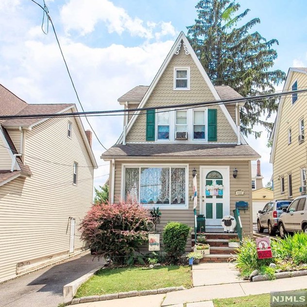 16 Roliver St, Rutherford, NJ 07070-2512